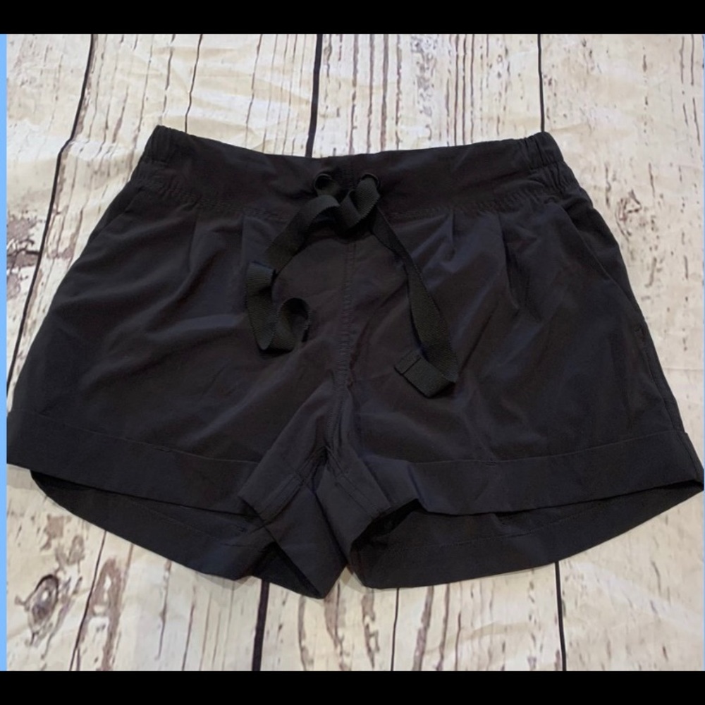Lululemon "Spring Break Away" Shorts 3" Size 8
